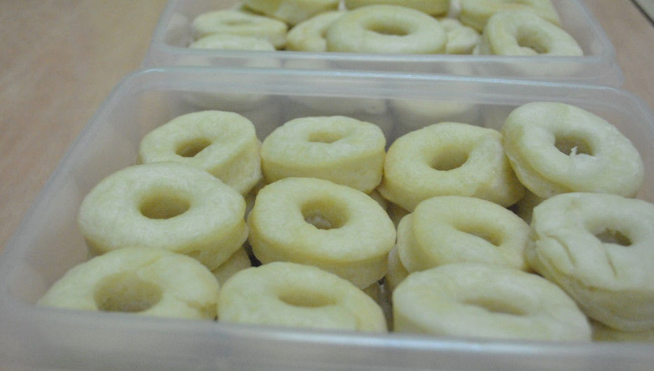 Semi Gebeëindigde Bevroren Doughnutproductielijn met de Capaciteit van 1000 - 15000 PCs/U-